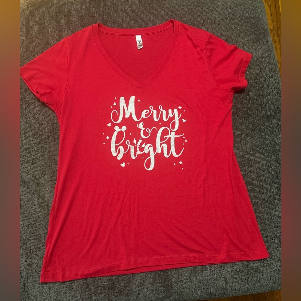✨ NWOT “Merry & Bright” Red V-Neck Tee – XXL ✨